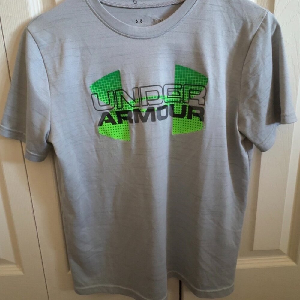 Boys Under Armour YLG Light Gray T Shirt